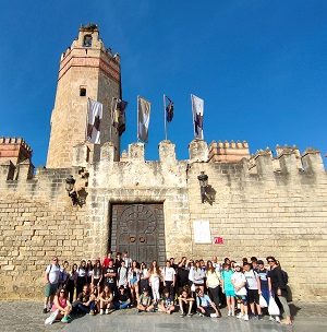 Foto di gruppo di tutti partecipanti davanti al Castillo De San Marco a El Puerto de Santa María